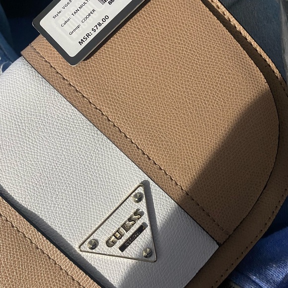 NWT Guess crossbody bag in tan and white - Picture 5 of 7